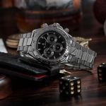 Live-дилер ведет игру Crazy Time в онлайн-казино с большим колесом