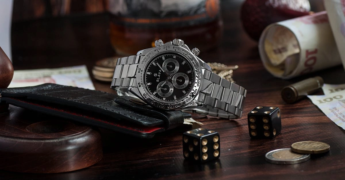 Live-дилер ведет игру Crazy Time в онлайн-казино с большим колесом